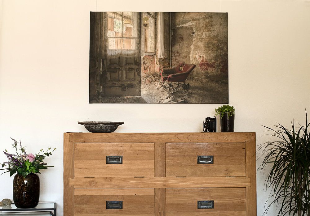 Verlaten plaats - rode fauteuil van Carina Buchspies