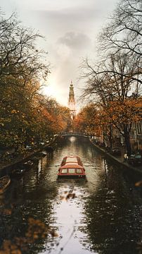 Rondvaartboot in Amsterdams gracht van Pieter de Jong