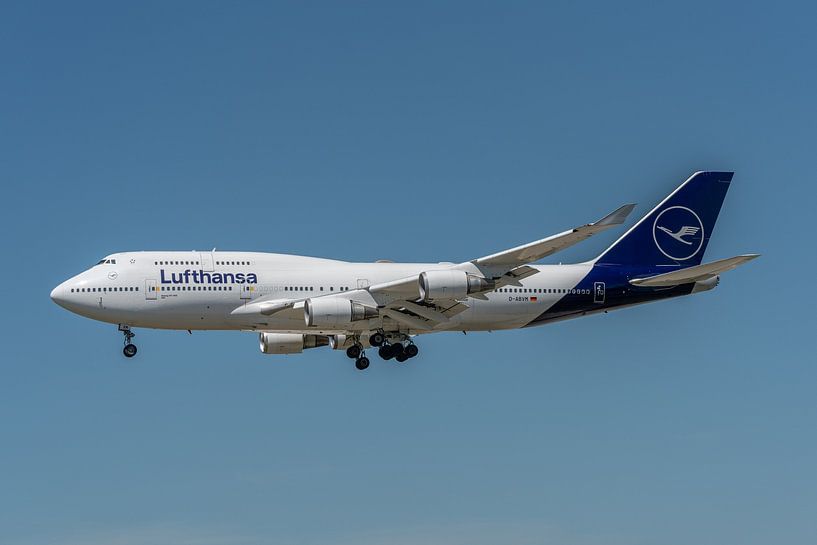 Le Boeing 747-400 de Lufthansa dans sa nouvelle veste, ici photographié lors de l'atterrissage à l'a par Jaap van den Berg