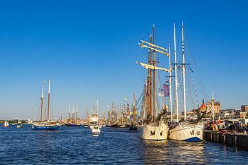 Zeilschepen op de Warnow tijdens de Hanse Sail in Rostock van Rico Ködder