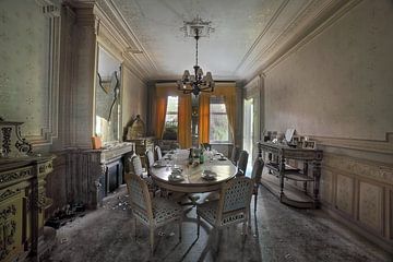 Urbex-Wohnzimmer in einem verlassenen Haus. von Dyon Koning