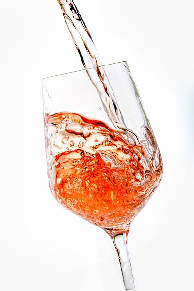 Roséwein fließt ins Glas von Alexander Baumann