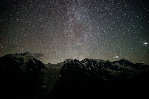 Sterrenhemel en melkweg boven de Georgische bergen