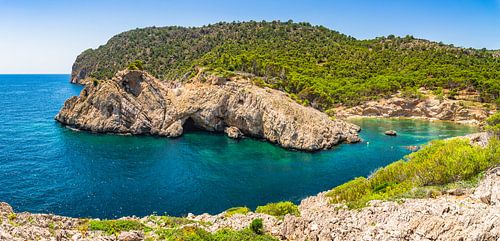 Strand Caló des Monjo, mooie baai aan zee op Mallorca