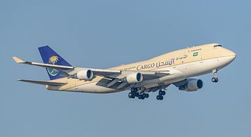 Atterrissage du Boeing 747-400 de Saudi Arabian Cargo. sur Jaap van den Berg