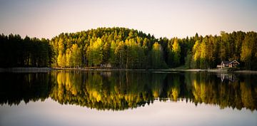 Reflectie in de avondzon op een spiegelglad Zweeds meer van Bart cocquart