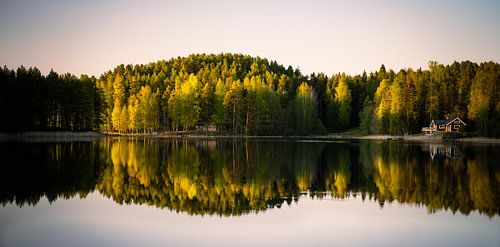 Reflexion in der Abendsonne auf einem spiegelglatten schwedischen See