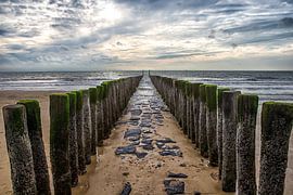 Golfbreker op het strand van de zeeuwse kust bij Dishoek. Wout Kok One2expose van Wout Kok