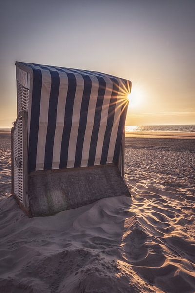 Strandstoel bij zonsondergang - Norderney van Steffen Peters