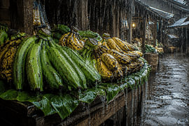 Pluie sur des bananes dans un marché traditionnel | Indonésie | Collecte de l'eau de pluie sur Vínculae