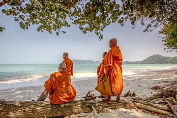 Monniken op het strand in Ao Khao Kwai Bay