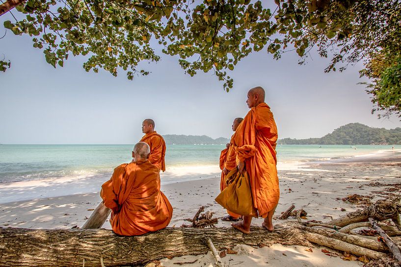 Monniken op het strand in Ao Khao Kwai Bay van Levent Weber