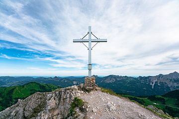 Summit cross above the Tannheimer mountains by Leo Schindzielorz