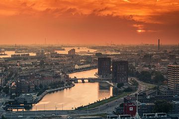 Coucher de soleil à Rotterdam sur Ilya Korzelius