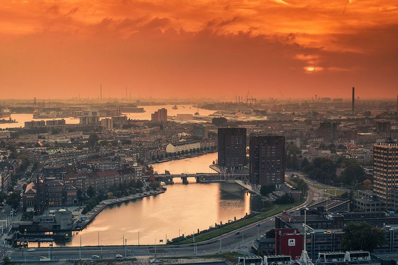 Coucher de soleil à Rotterdam par Ilya Korzelius