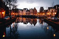 Grachtengordel in de schemering op een Nederlands kanaal in Leiden | Fine Art fotoprints van Evelien Lodewijks thumbnail