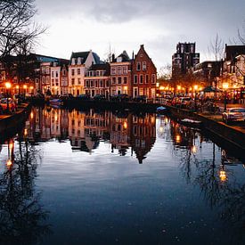 Canal au crépuscule sur un canal néerlandais à Leiden | Tirages photo d'art sur Evelien Lodewijks