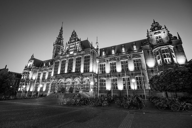 Academiegebouw begin van de avond (zwart-wit) van Iconisch Groningen