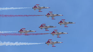 Die „Turkish Stars“ in Aktion bei der Flugshow in Bukarest.