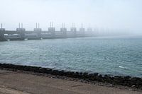 Le barrage anti-tempête de Zélande Neeltje Jans dans la brume