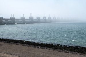 Le barrage anti-tempête de Zélande Neeltje Jans dans la brume sur Idema Media