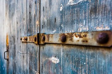 Oude vintage deur met verweerde blauwe planken