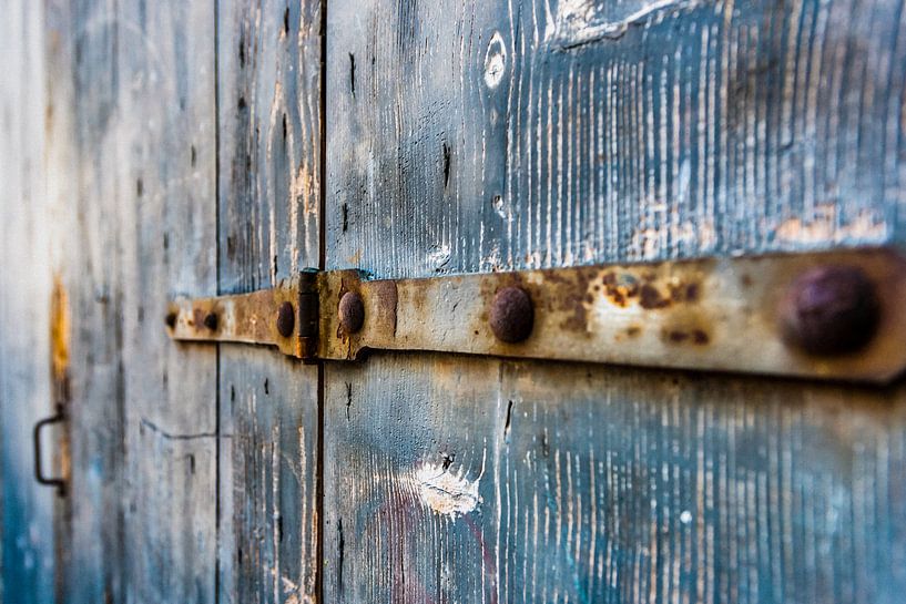 Oude vintage deur met verweerde blauwe planken van Fotografiecor .nl