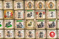 Sake-Fässer-Mauer in Japan von Mickéle Godderis Miniaturansicht