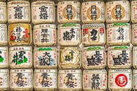 Sake vaten muur in Japan