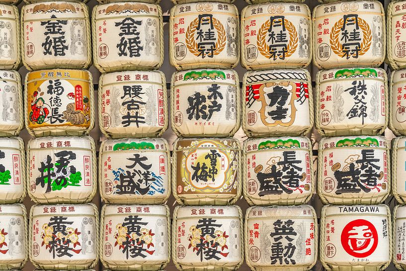 Sake-Fässer-Mauer in Japan von Mickéle Godderis