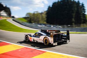 Porsche 919 Hybrid Sportprototyp-Rennwagen in Eau Rouge