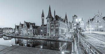 Oude stad van Gent in België in de avond - monochroom van Werner Dieterich