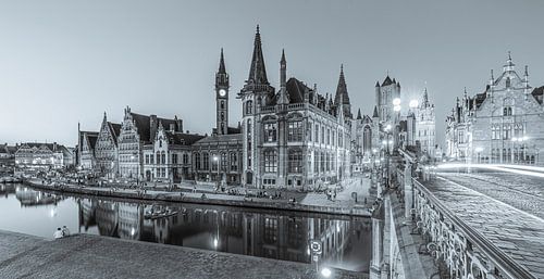 Oude stad van Gent in België in de avond - monochroom