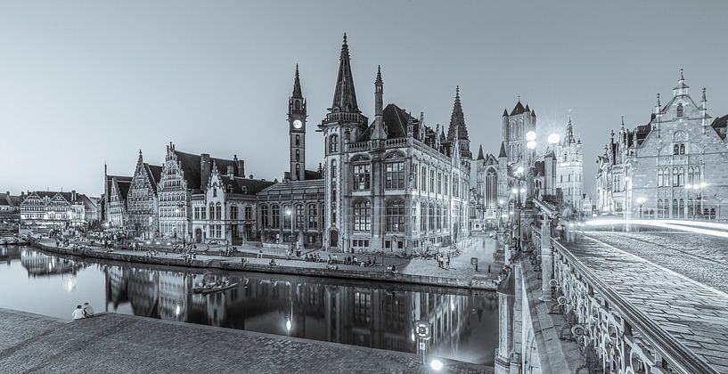 Vieille ville de Gand en Belgique le soir - monochrome par Werner Dieterich