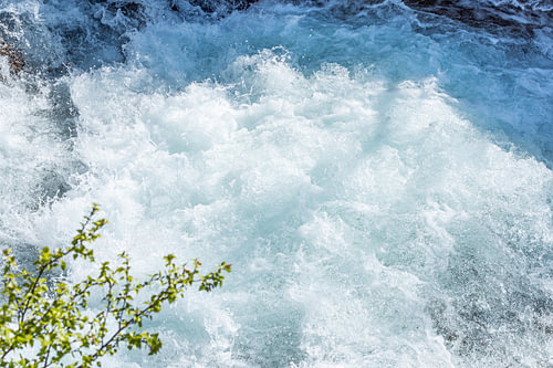 Kolkend water van de rivier Vesteråselva in Noorwegen