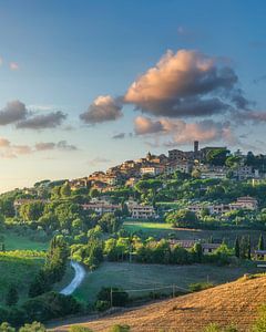 Casale Marittimo – eine Bergstadt bei Sonnenuntergang mit goldenen Wolken