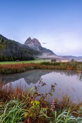 Blauw uur met bergreflectie