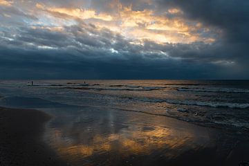 Reflectie van wolkenlucht op het natte strand van Gerben van Buiten