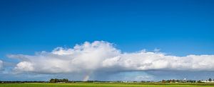 Bedrohliche Wolken mit Regenbogen