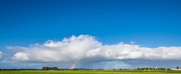 Dreigende Wolken met regenboog van Brian Morgan