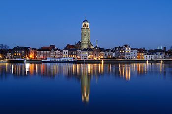 Skyline von Deventer am Fluss IJssel am Abend