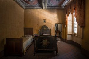 Verlassenes Schlafzimmer mit Licht und schöner Decke