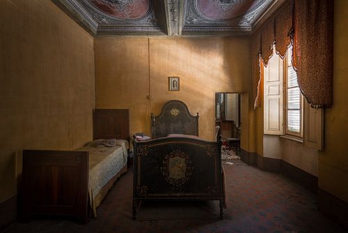 Verlaten slaapkamer met lichtinval en mooi plafond