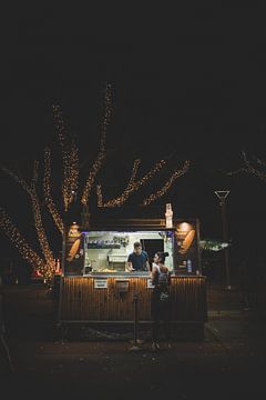 Night photography of market stalls in Brisbane drinks stall by Ken Tempelers