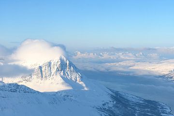 Luchtfoto van de besneeuwde bergen in Noord-Noorwegen