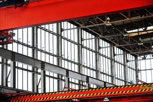 Fabrikwand der Eisenbahnzone aus Glas mit roten Akzenten von Blond Beeld