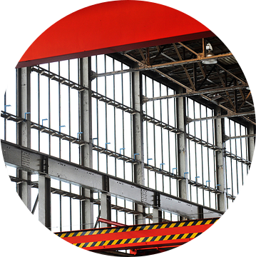 Spoorzone fabriekswand van glas met rode accenten van Blond Beeld