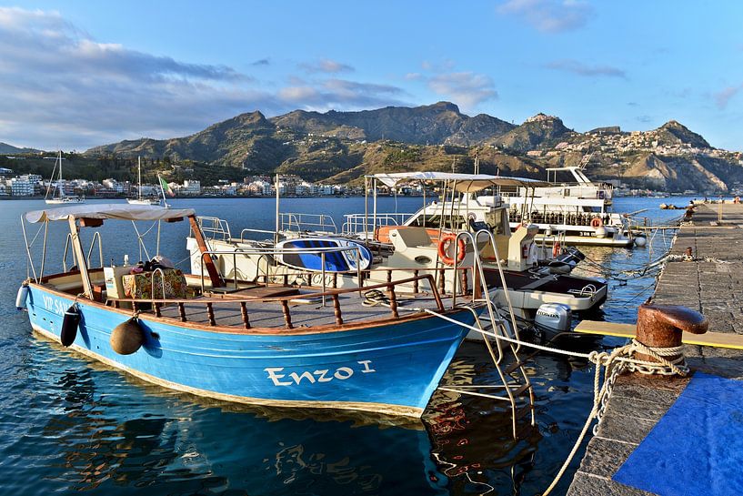 Zauberhafte Abendstimmung am Hafen von Giardini-Naxos von Silva Wischeropp