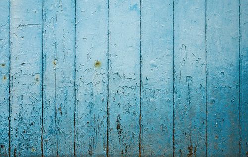 Verweerde schuurdeur met blauwe planken