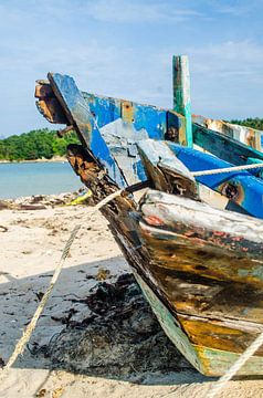 Gestrand bootje op een tropisch eiland van Bliek Fotografie